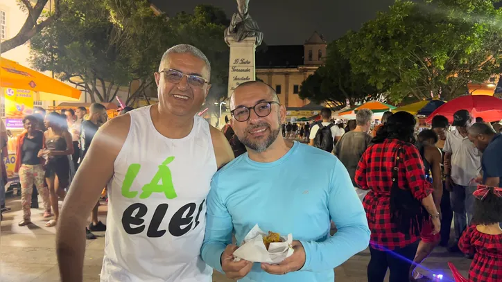 O casal Erivaldo e Marcone não deixaram de aproveitar quitute