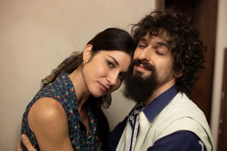Raul Seixas (Ravel Andrade) e Kika Seixas (Chandelly Braz)