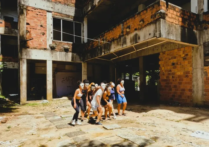 Manifestação artística de alunos da Escola de Teatro em fevereiro