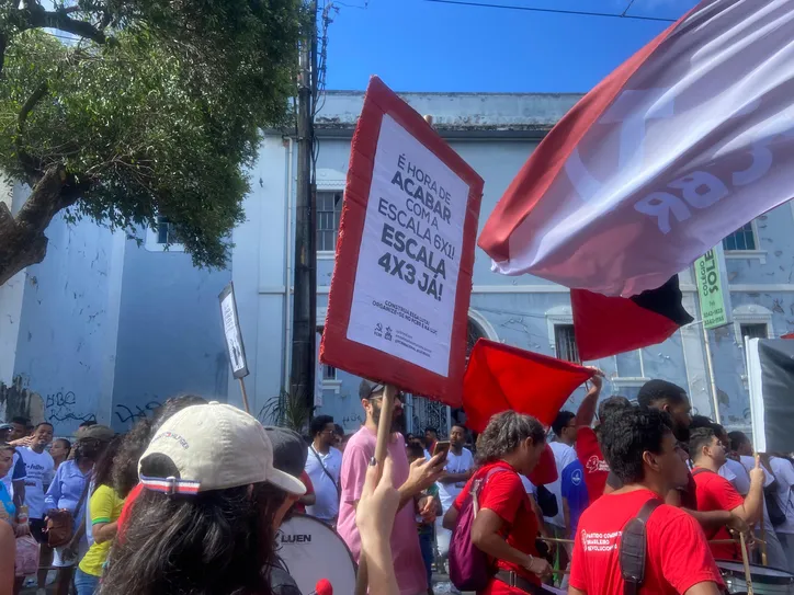 Imagem ilustrativa da imagem Protestos, vaias e mais: veja o que rolou no desfile do 2 de Julho