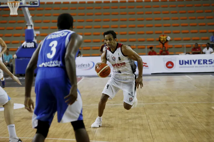 Partida de basquete entre Vitória/Universo e Malvín (Uruguai), no Ginásio Poliesportivo de Cajazeiras