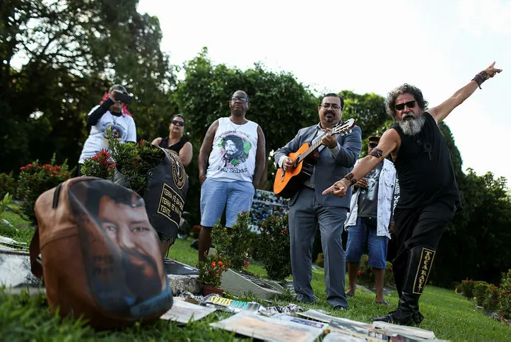 Fãs reverenciam Raul no Dia dos Finados