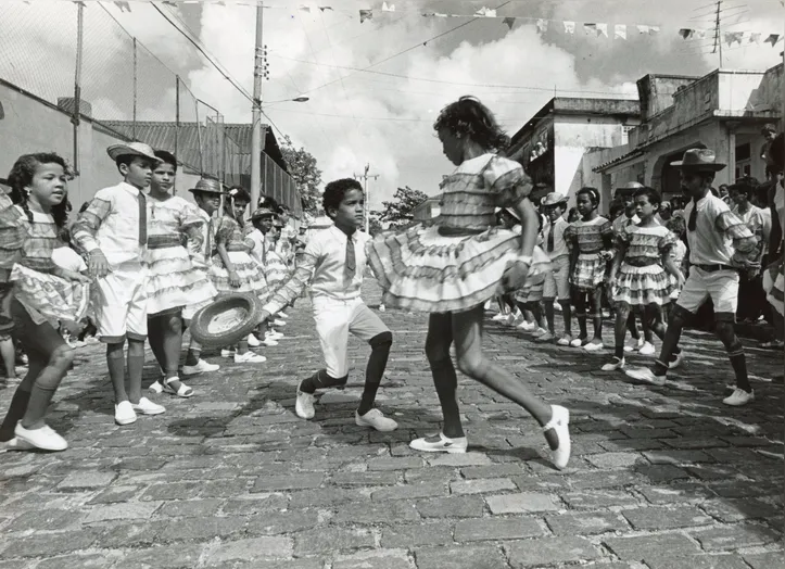 Crianças do bairro de Roma ensaiam para quadrilha mirim em 1985