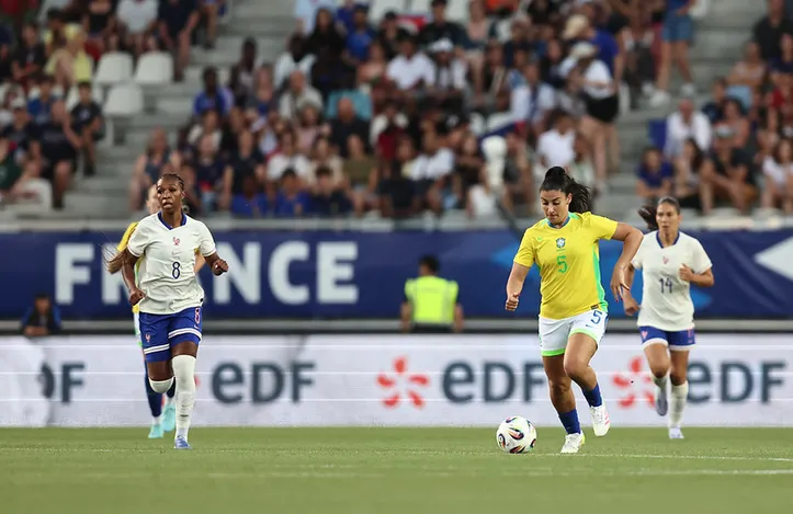 Duda Sampaio em ação na partida contra a França