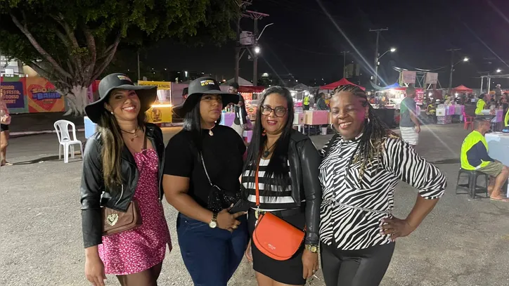 Kelly com as amigas