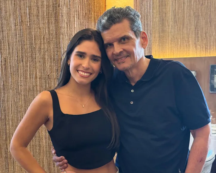 Paula Lemos se forma em Medicina pela Unifacs e celebra ao lado do pai, Paulo, que aniversaria no mesmo dia