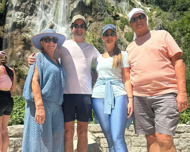 Moema com Paulo e Diego com Renata curtem dias de férias