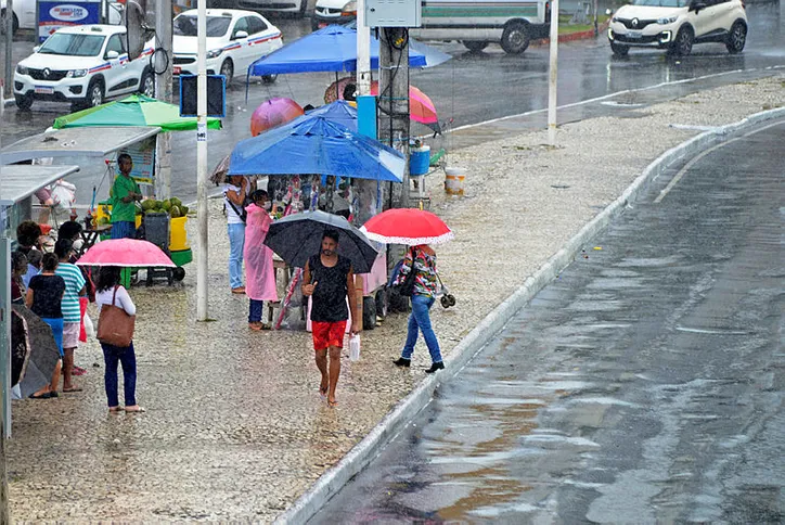 Inverno na capital baiana começou com dia chuvoso