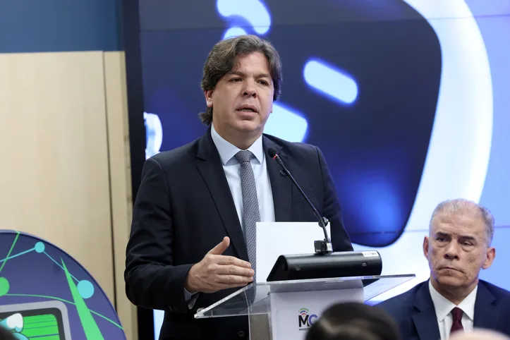 Ministro das Comunicações, Frederico de Siqueira Filho, informou em junho que decreto de regulamentação já estava pronto e aguardava a assinatura do presidente Lula