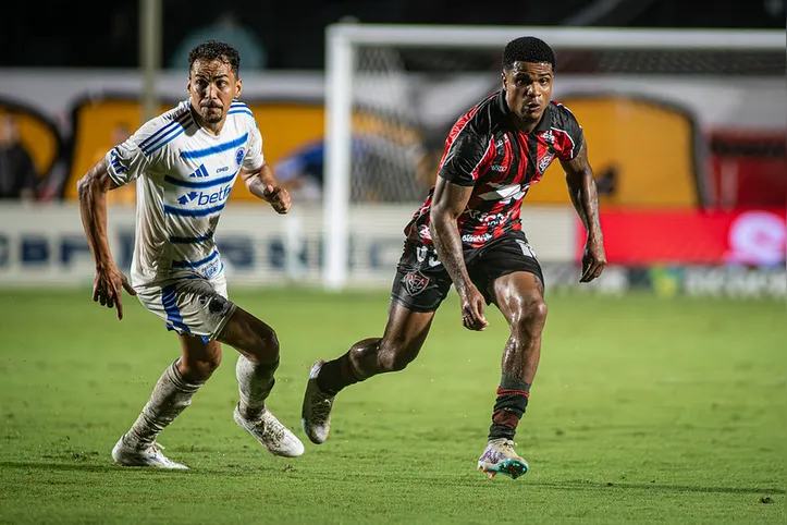 Eduardo e Jamerson durante o empate entre Vitória e Cruzeiro