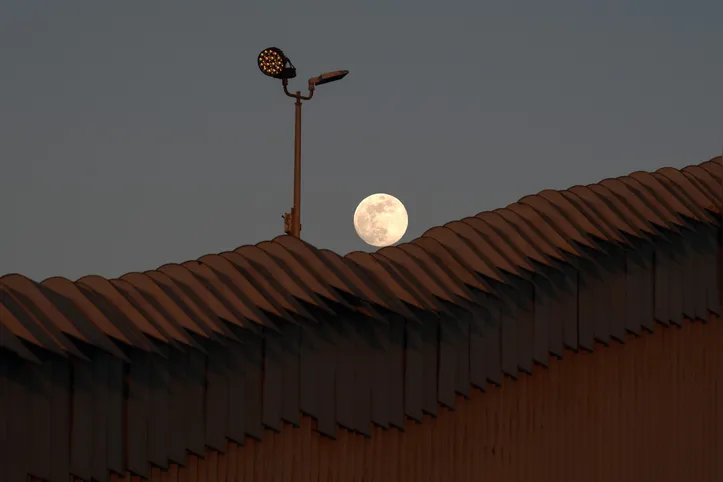 A proximidade da lua ao equador terrestre impacta na força da maré que age sobre o planeta