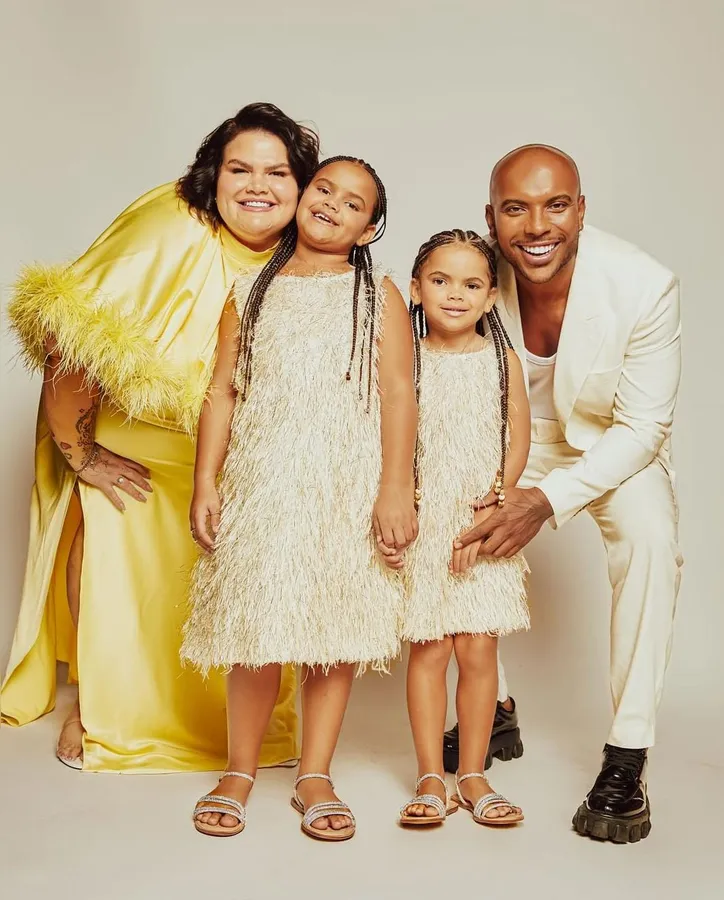 Thais Carla em ensaio com filhas e marido