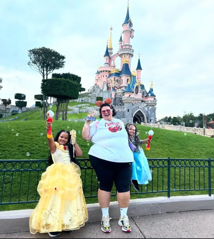 Dançarina com as filhas na Disney