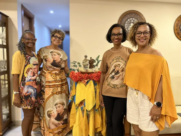 Tita Bahiense - de vestido longo - e algumas das integrantes do Clube das Treze. Amigas rezam Santo Antônio há 25 anos