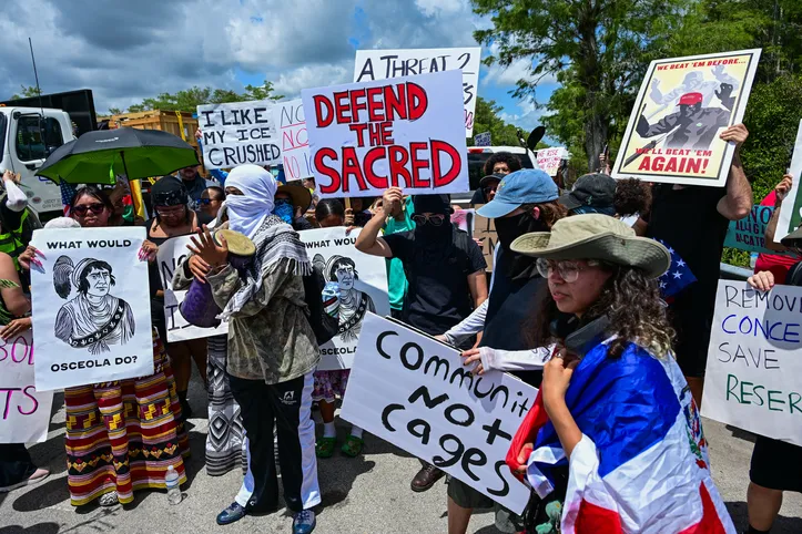 População protesta durante visita de Trump ao presídio