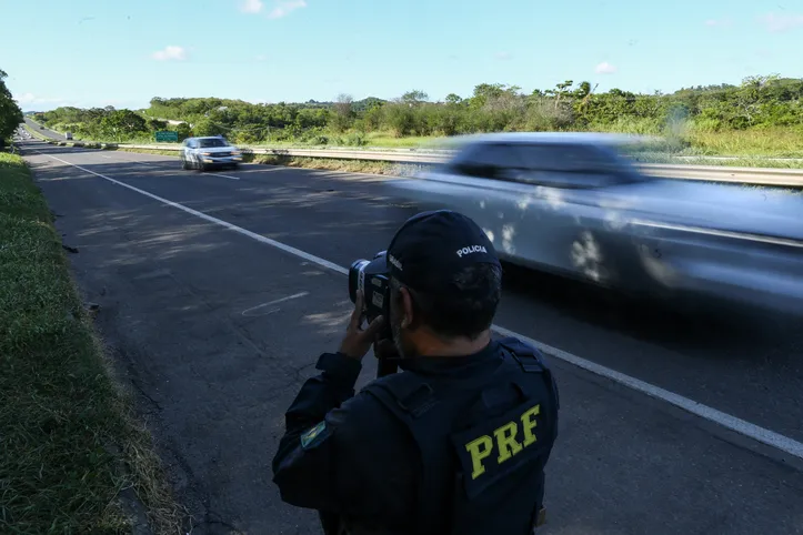 O limite de velocidade de cada trecho deve ser respeitado