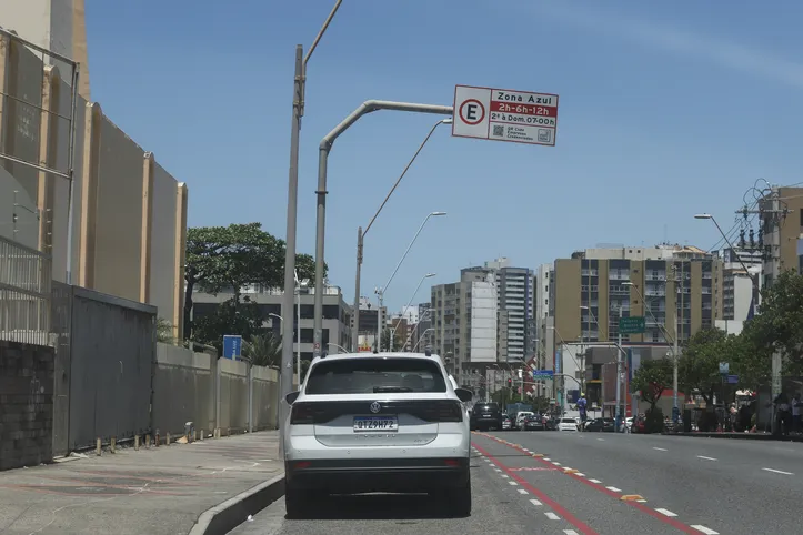 Manter distância entre os veículos e observar as placas de trânsito é fundamental para evitar acidentes