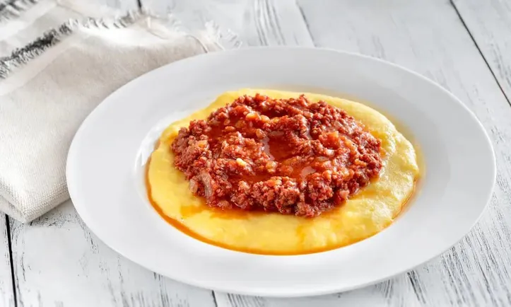Polenta cremosa com ragu à Bolonhesa