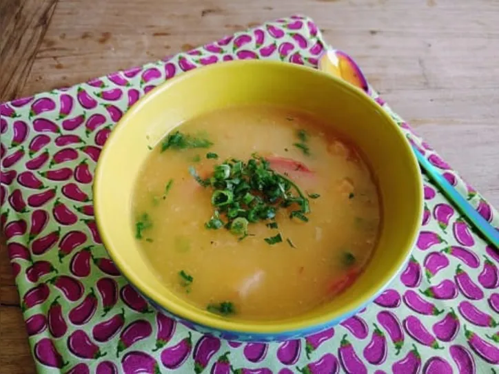 Caldo de mandioca com carne desfiada
