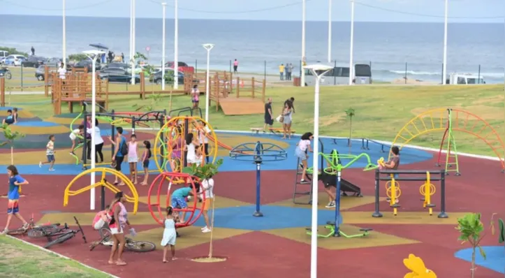 Parque infantil conta com brinquedos adaptados para pessoas com deficiência