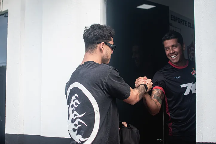 Thiago Carpini cumprimenta Lucas Halter