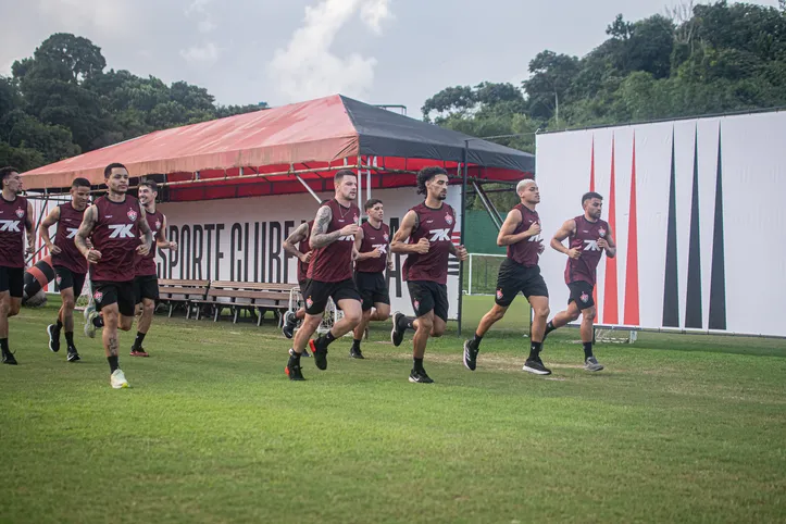 Jogadores do Vitória correm em torno do campo Bebeto Gama