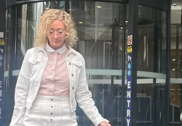 Professora grávida chora em tribunal após acusação de abuso a menor