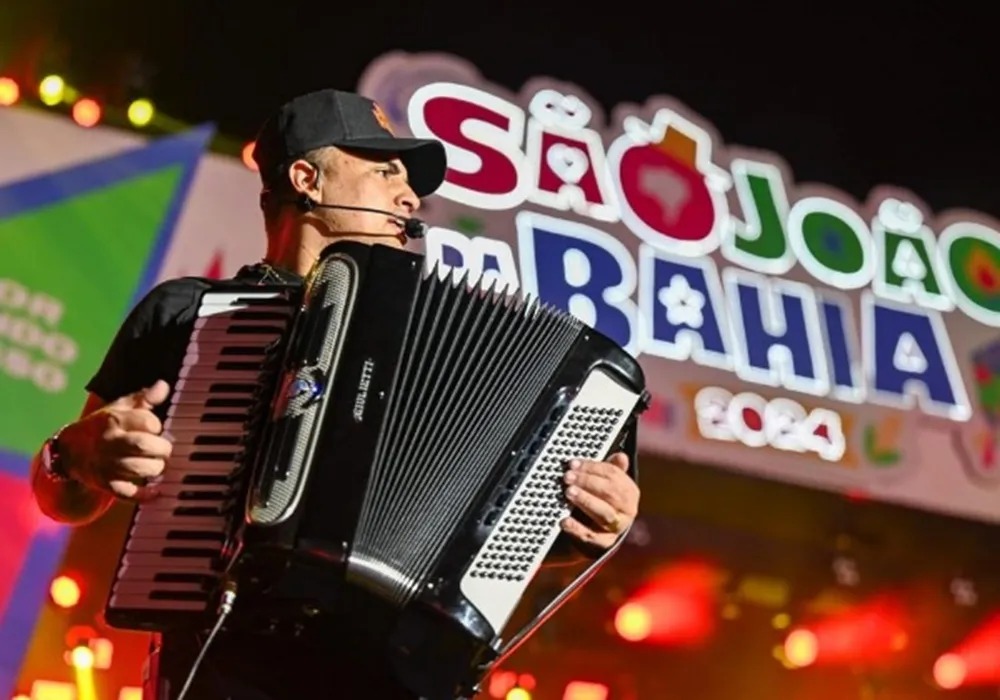 Tarcísio do Acordeon, Marquinhos Navais, Papazoni, 
Tayrone, Mikael Santos, Léo Santana, Gustavo Mioto, Timbalada e Pagodart