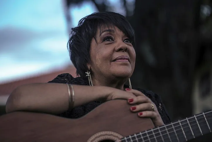 Imagem ilustrativa da imagem A baiana que encantou o jazz: Rosa Passos fala sobre arte, timidez e resistência