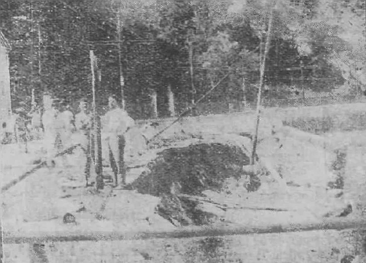 Registro raro em edição de 1915 mostra cratera aberta em pista pela força da maré durante obra no trecho do Farol da Barra