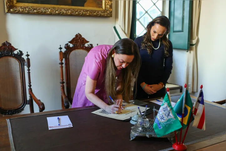 A presidente da ACB, Isabela Suarez, assina termo de cooperação  com Carolina Sampaio Batista, a diretora de Comunidade, Relações Governamentais e Institucionais e Jurídica da Energy Fuels Inc.