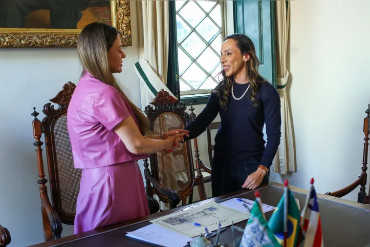Isabela Suarez, presidente da ACB,  e  Carolina Sampaio Batista, a diretora de Comunidade, Relações Governamentais e Institucionais e Jurídica da Energy Fuels Inc.
