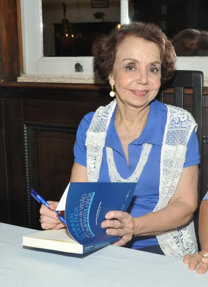 Imagem ilustrativa da imagem Academia de Letras da Bahia lança livro em homenagem a Helena Parente Cunha