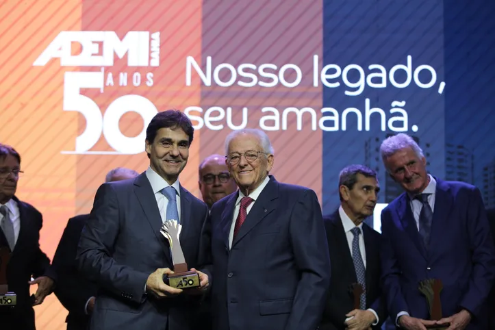 Cláudio Cunha recebeu o troféu dos 50 anos da Ademi das mãos do ex-presidente, Eduardo Valente