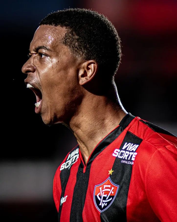 Carlinhos comemora gol pelo Vitória
