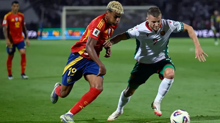 Lamine Yamal em campo pela Espanha