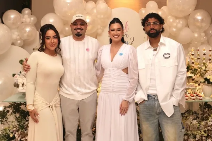 Casal durante chá revelação