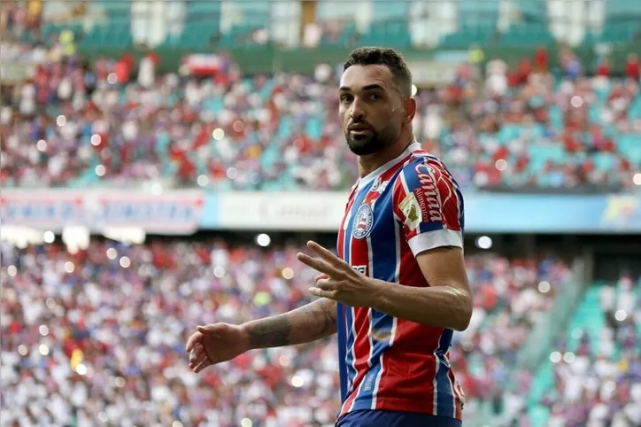 Gilberto com a camisa do Bahia
