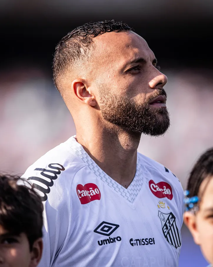 Guilherme, artilheiro do Santos em 2025, está abalado com críticas da torcida e pode ser desfalque contra o Bahia pela 20ª rodada do Brasileirão.