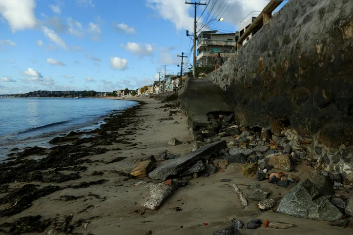 Mar acelera no litoral de Salvador
