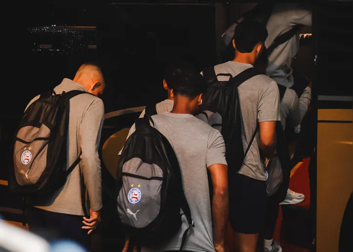 Delegação do Bahia antes do trajeto até o Batistão
