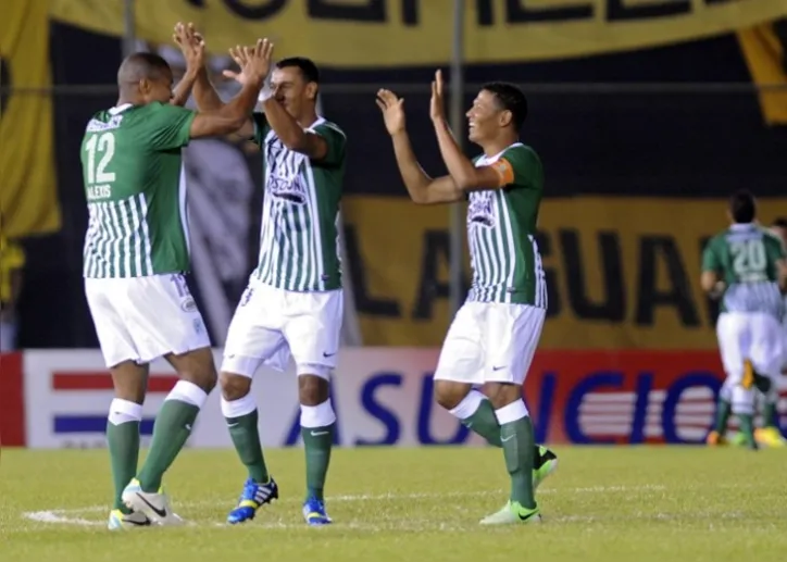 Jogadores do Atlético Nacional celebrando vitória sobre o Bahia
