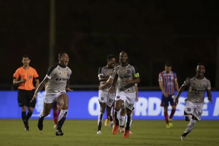 Jael comemorando gol de falta sobre o Bahia no Estádio Pituaçu em 2021