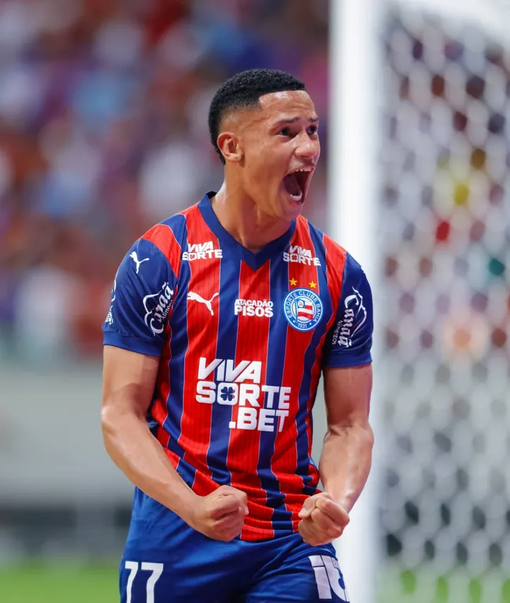 Tiago foi autor de três gols na partida