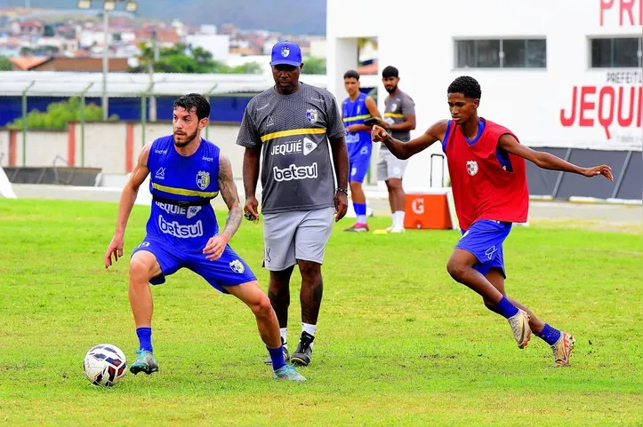 Jonilson Veloso comanda treino do Jequié