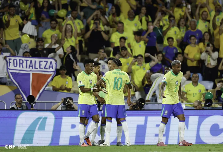 Jogadores do Brasil fazer a festa em campo