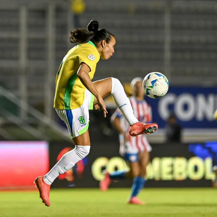 Marta em campo contra o Paraguai pela Seleção Brasileira