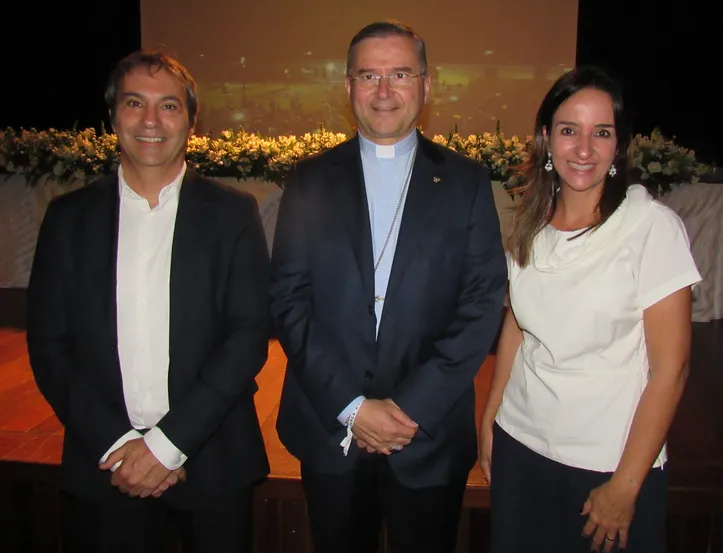 Cardeal Dom Américo Aguiar, bispo de Setúbal, com o casal Anita e Ricardo Cortes, cônsul-geral de Portugal