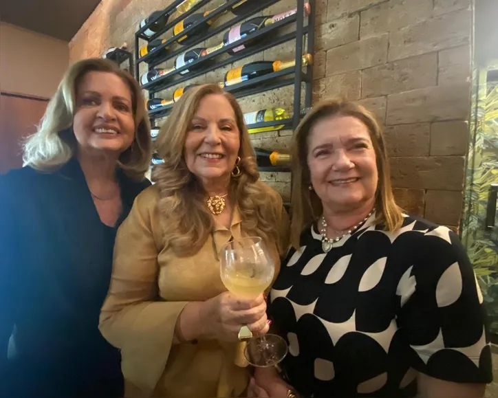 Rita Magalhães celebra a vida em happy hour especial no Restaurante Pedra do Mar
