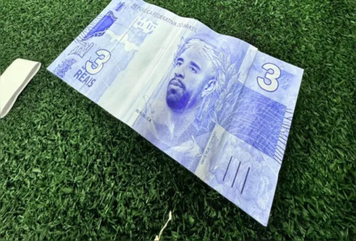 Cédulas de três reais com o rosto de Caio Alexandre